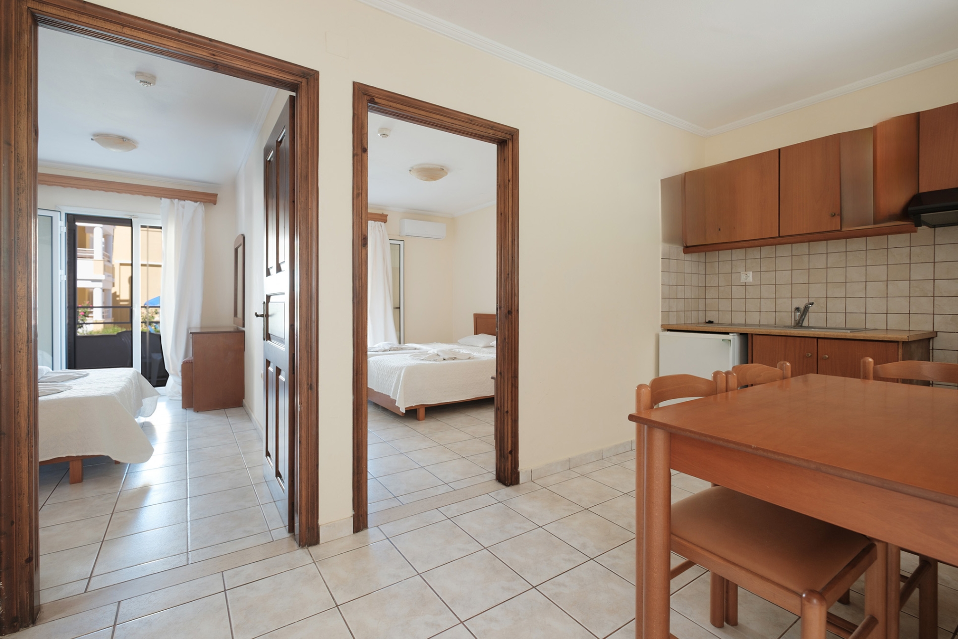Tiara Holidays - Paradise Hotel Apartments Sidari - 2 Bedroom Apartment - kitchen